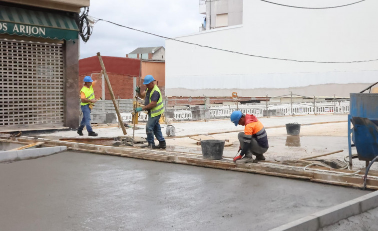 Los trabajos de aglomerado obligan a cerrar de nuevo el puente de A Milagrosa carballés