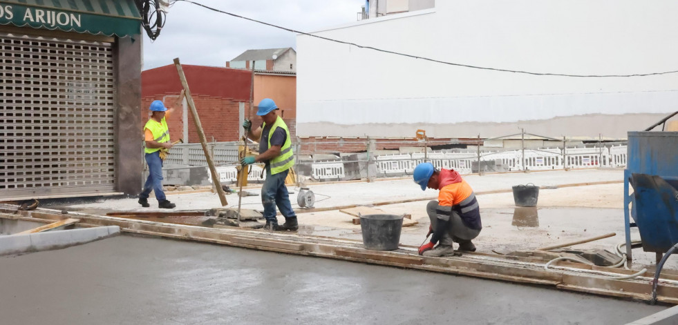 Los trabajos de aglomerado obligan a cerrar de nuevo el puente de A Milagrosa carballés