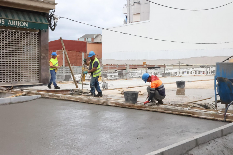 Los trabajos de aglomerado obligan a cerrar de nuevo el puente de A Milagrosa carballés