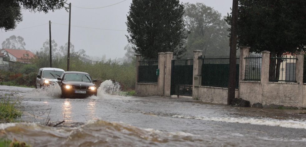 'Kirk' deja vías cortadas, zonas sin luz y ríos desbordados en la Costa da Morte