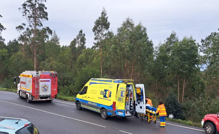 Liberan a una conductora atrapada en su coche tras salirse de la vía y volcar en Dumbría