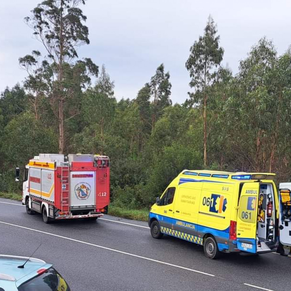 Liberan a una conductora atrapada en su coche tras salirse de la vía y volcar en Dumbría