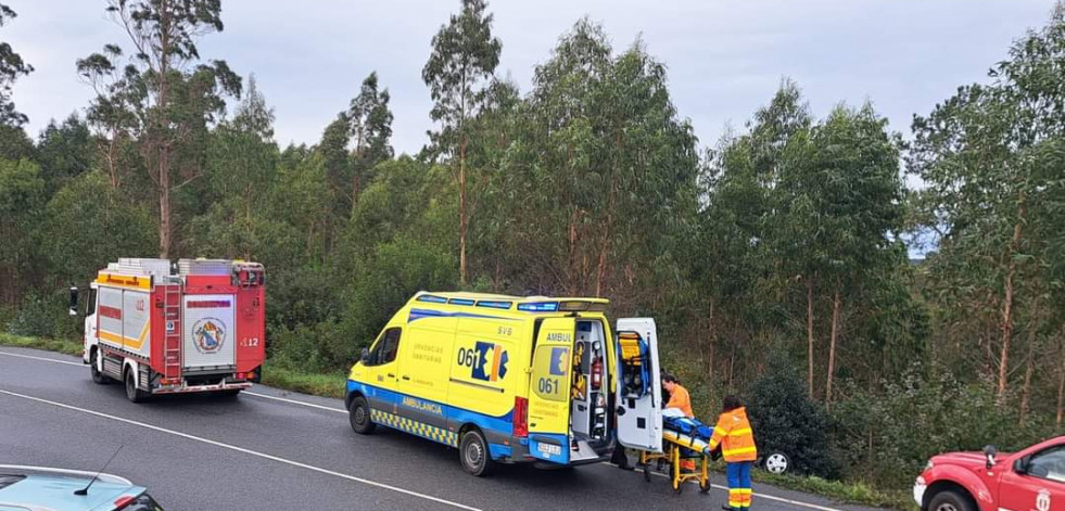 Liberan a una conductora atrapada en su coche tras salirse de la vía y volcar en Dumbría