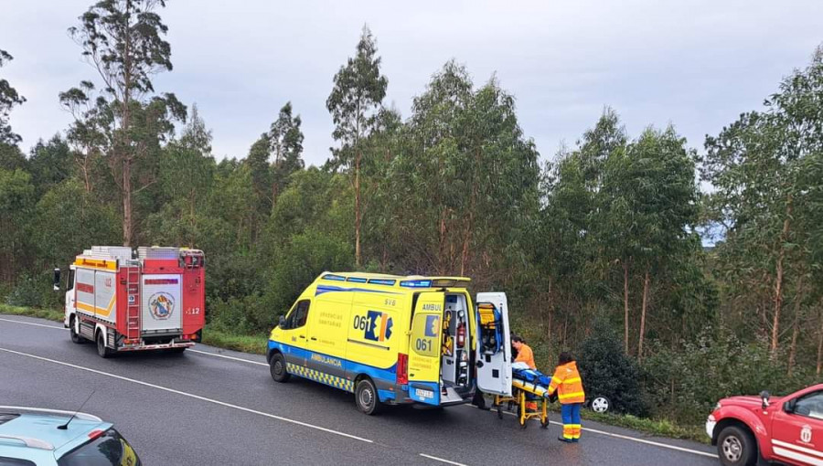 Liberan a una conductora atrapada en su coche tras salirse de la vía y volcar en Dumbría