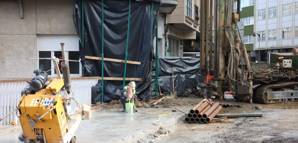 La instalación de una grúa por las obras de A Casilla obliga a cortar el tráfico en varias calles