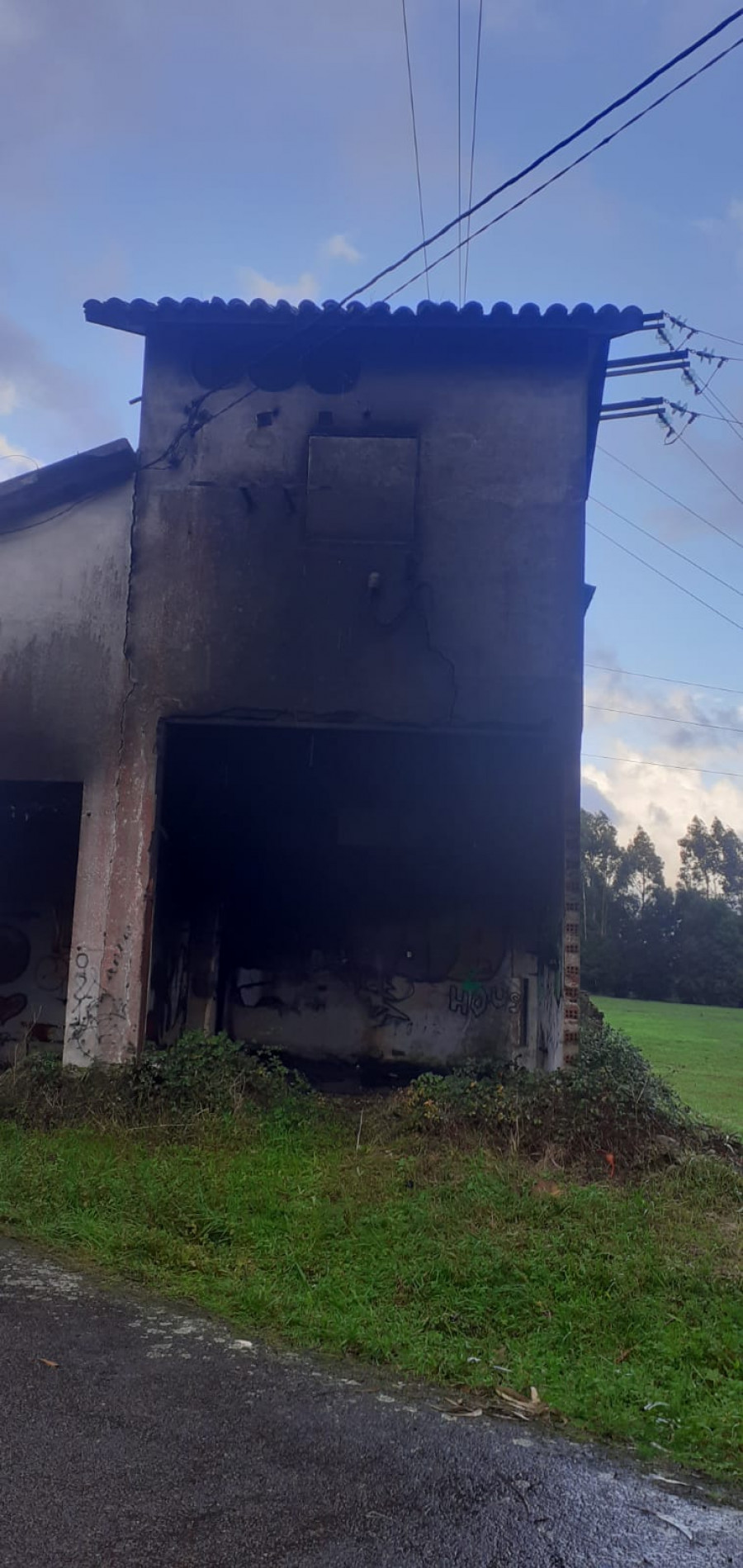 Arde un colchón en un transformador abandonado de Carballo