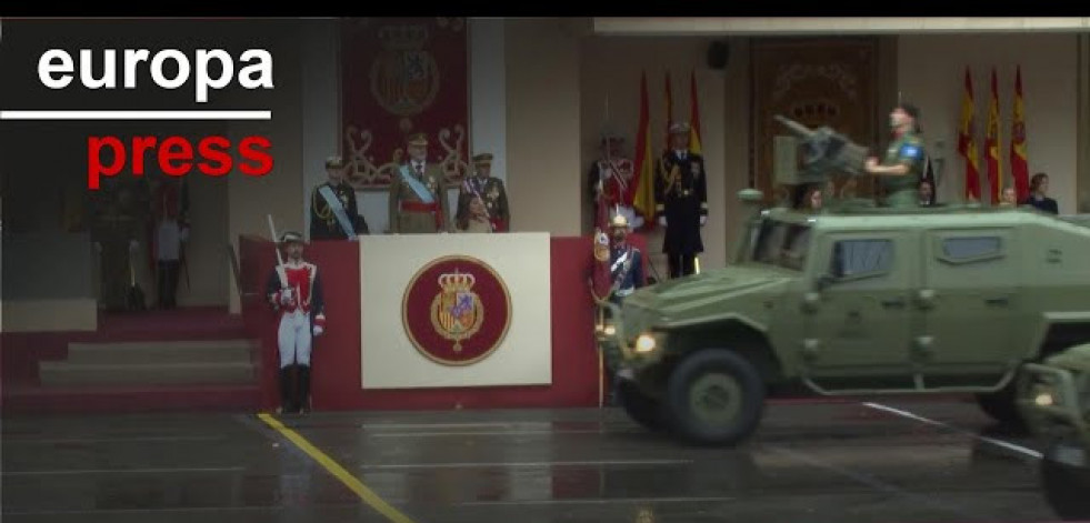 Cientos de personas arropan al Ejército en un desfile del 12 de octubre marcado por la fuerte lluvia