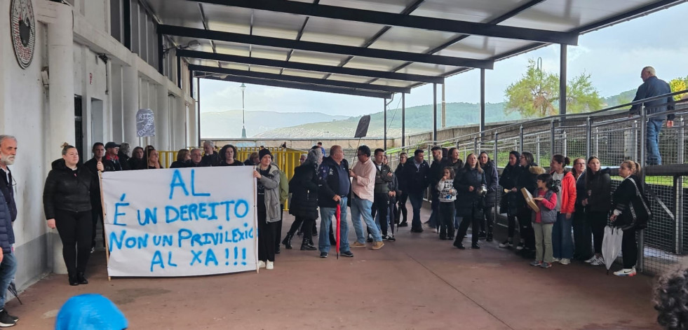 El BNG lleva a la Valedora y al Parlamento los recortes en el colegio Cabo da Area de Laxe