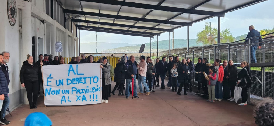 El BNG lleva a la Valedora y al Parlamento los recortes en el colegio Cabo da Area de Laxe