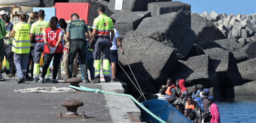 Llegan dos cayucos con casi 300 personas a la isla de El Hierro