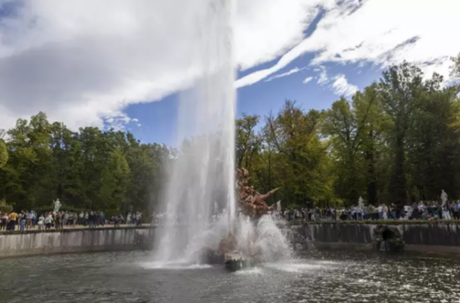 La fuente de Andrómeda del Palacio Real de La Granja se enciende por primera vez en 80 años