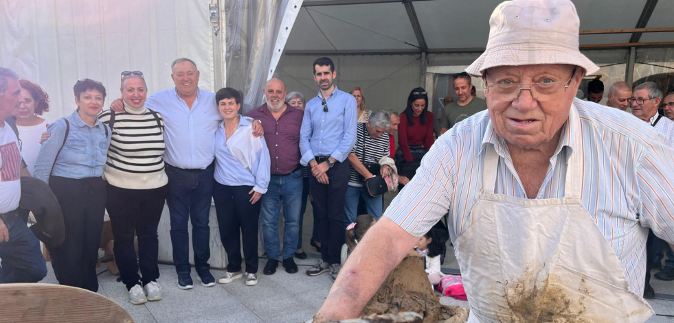 Una delegación de A Laracha presenta el libro de las telleiras en el Concello de O Rosal