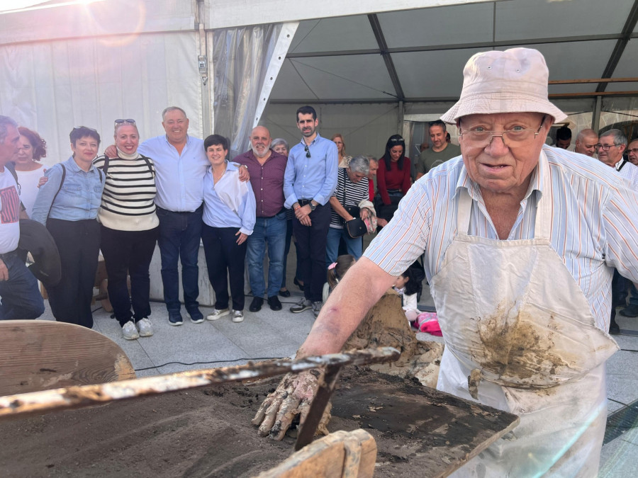 Una delegación de A Laracha presenta el libro de las telleiras en el Concello de O Rosal