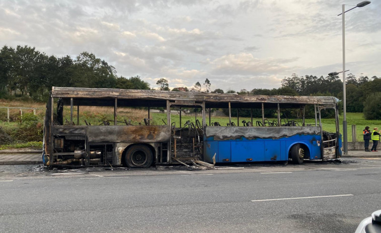 Incendiados dos autobuses en la avenida de A Coruña de Cerceda