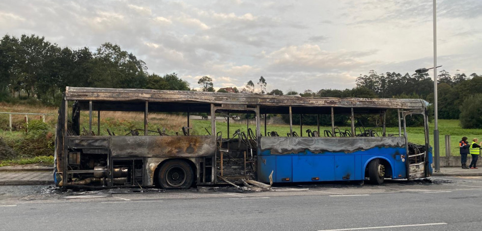 Incendiados dos autobuses en la avenida de A Coruña de Cerceda