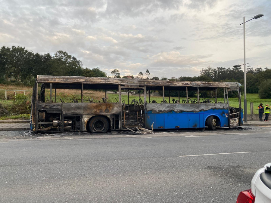 Incendiados dos autobuses en la avenida de A Coruña de Cerceda