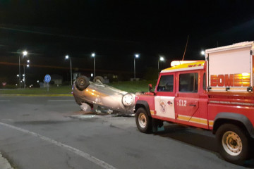 Coche volcado en Cee @ Consorcio Contra Incendios e de Salvamento A Coruña