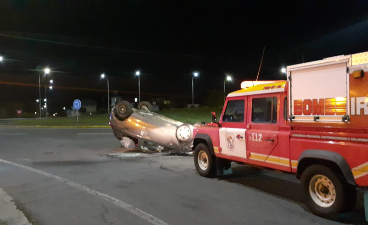 Vuelca un coche en una rotonda de Cee