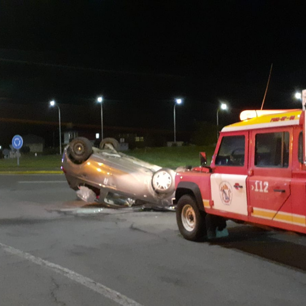 Vuelca un coche en una rotonda de Cee