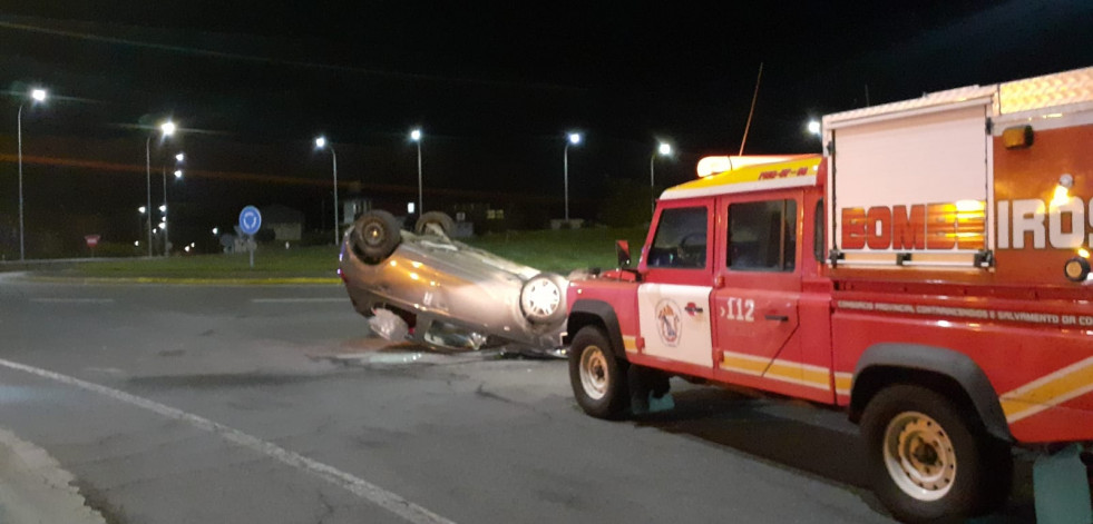 Vuelca un coche en una rotonda de Cee