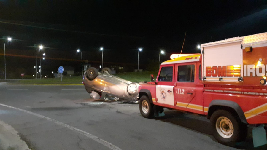 Vuelca un coche en una rotonda de Cee