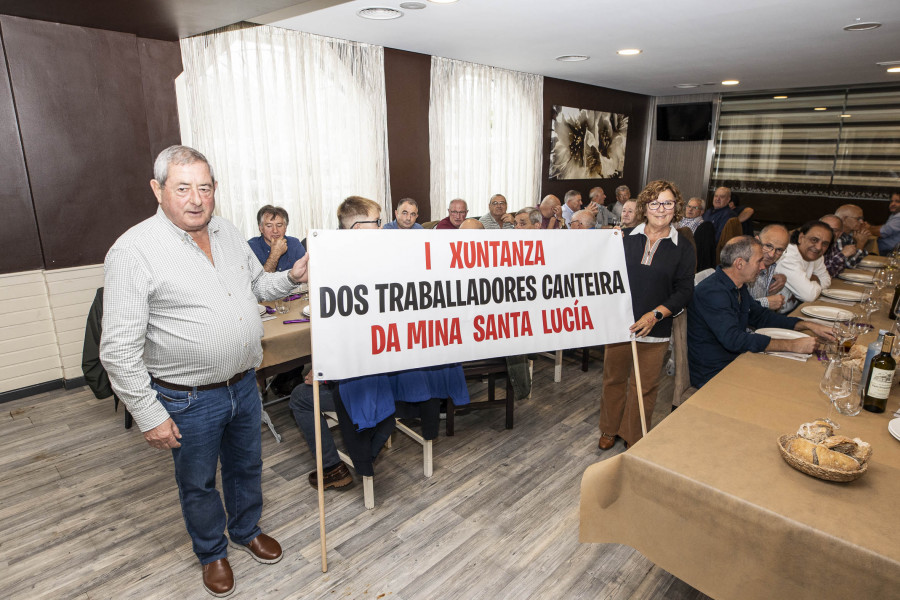 Comida en Carballo de una treintena de extrabajadores de la mina de cuarzo Santa Lucía