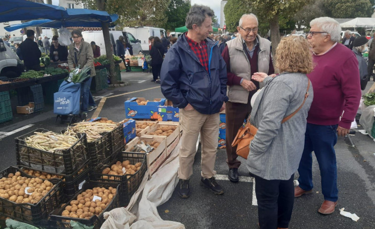 El kilo de castañas llega a los 4 euros y el de nueces a 5 en la feria de Paiosaco