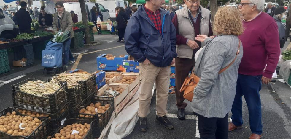 El kilo de castañas llega a los 4 euros y el de nueces a 5 en la feria de Paiosaco