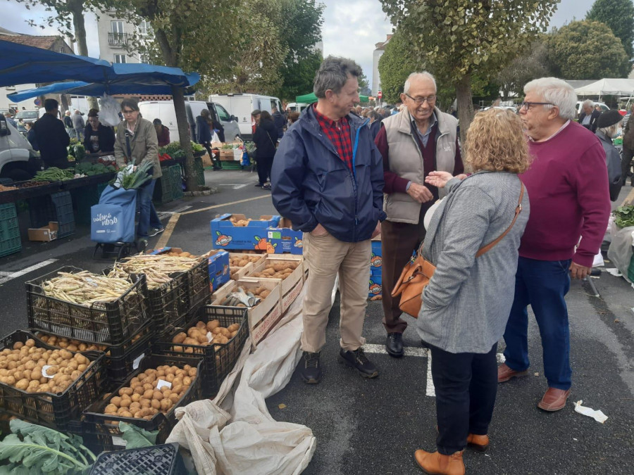 El kilo de castañas llega a los 4 euros y el de nueces a 5 en la feria de Paiosaco