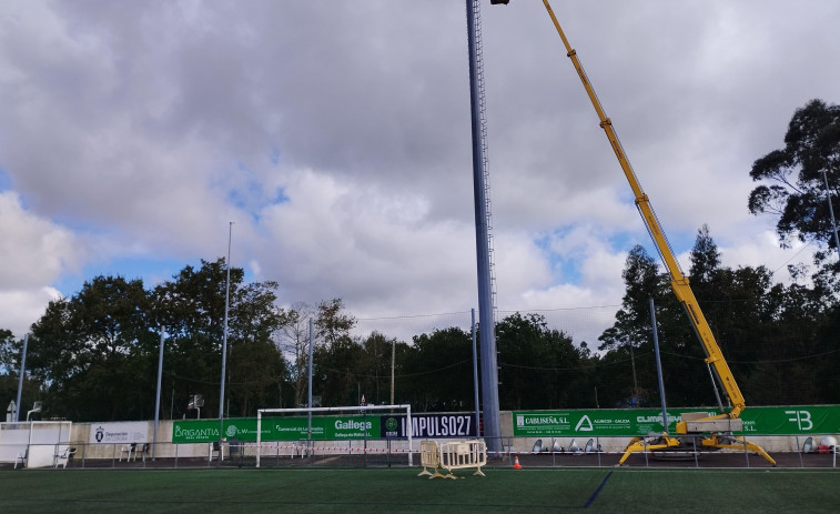 El Concello renueva los proyectores de iluminación del campo de fútbol de Paiosaco