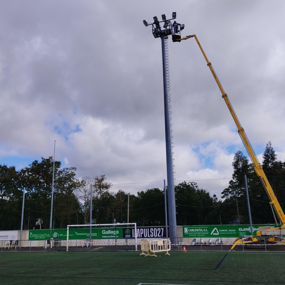 El Concello renueva los proyectores de iluminación del campo de fútbol de Paiosaco