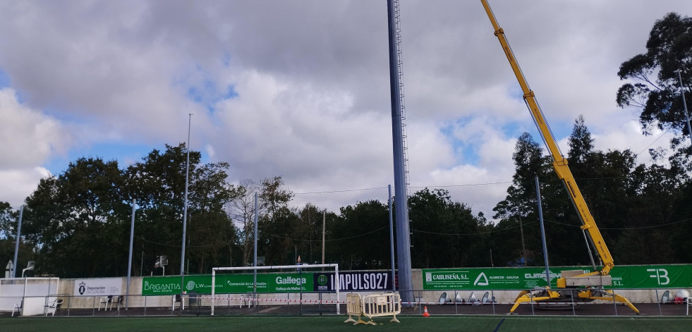 El Concello renueva los proyectores de iluminación del campo de fútbol de Paiosaco