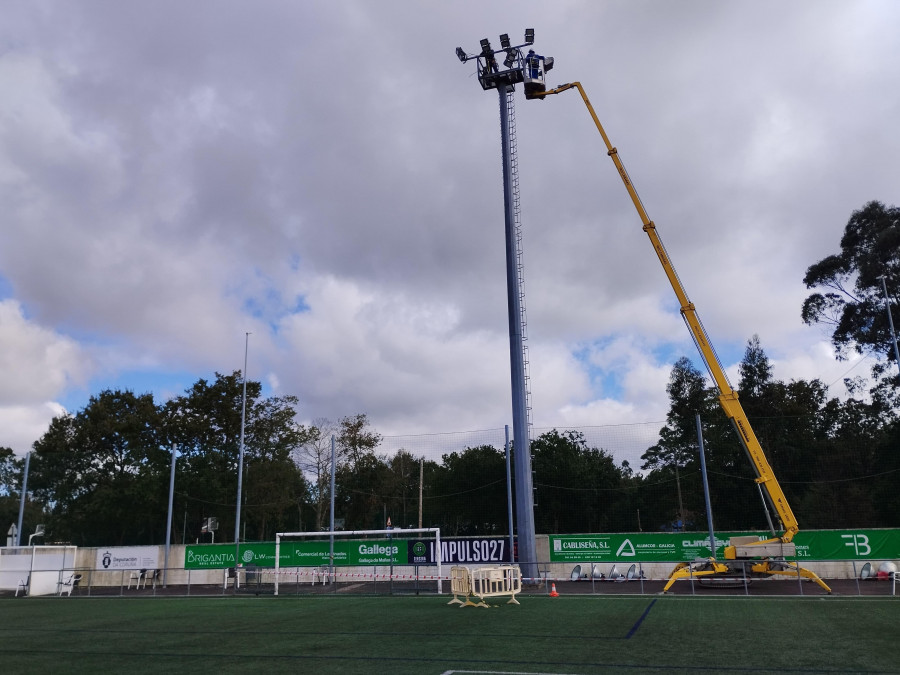 El Concello renueva los proyectores de iluminación del campo de fútbol de Paiosaco