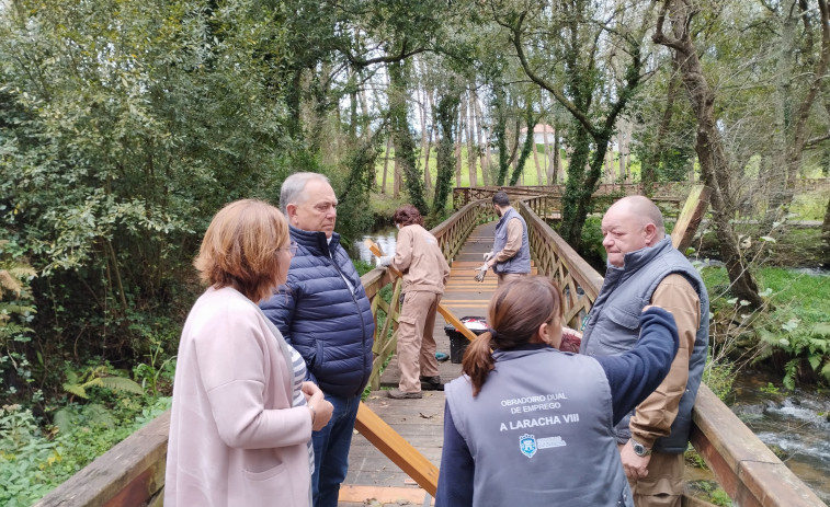 El alumnado del obradoiro de emprego de A Laracha pone a punto el paseo fluvial del Anllóns