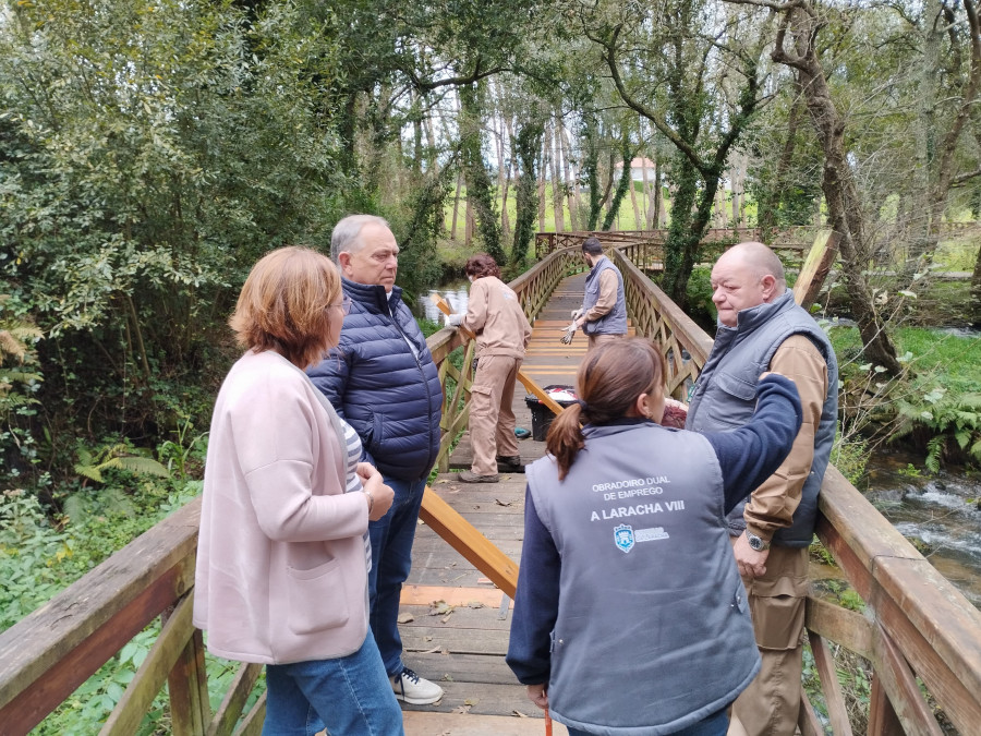 El alumnado del obradoiro de emprego de A Laracha pone a punto el paseo fluvial del Anllóns