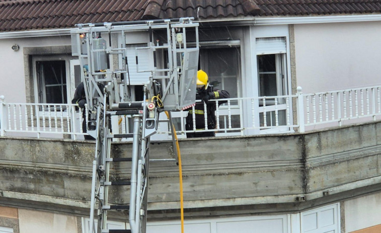 Un incendio que se declaró en el ático de un edificio de Carballo deja solo daños materiales