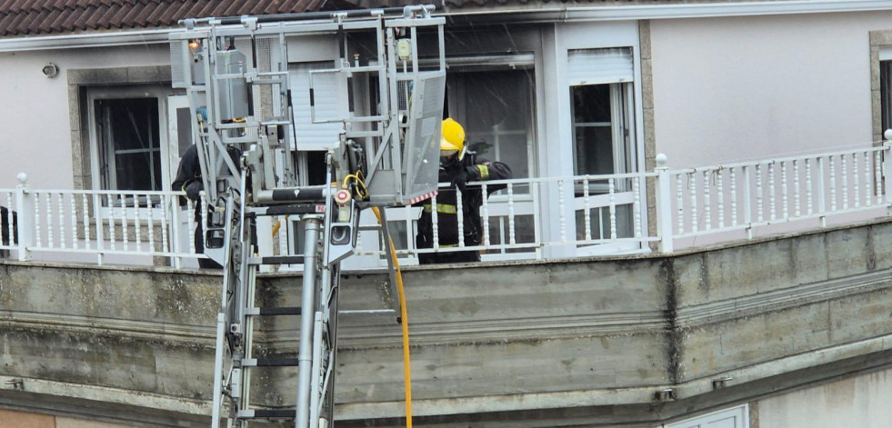 Un incendio que se declaró en el ático de un edificio de Carballo deja solo daños materiales