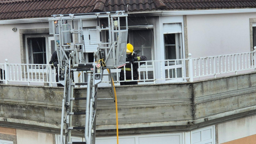 Un incendio que se declaró en el ático de un edificio de Carballo deja solo daños materiales