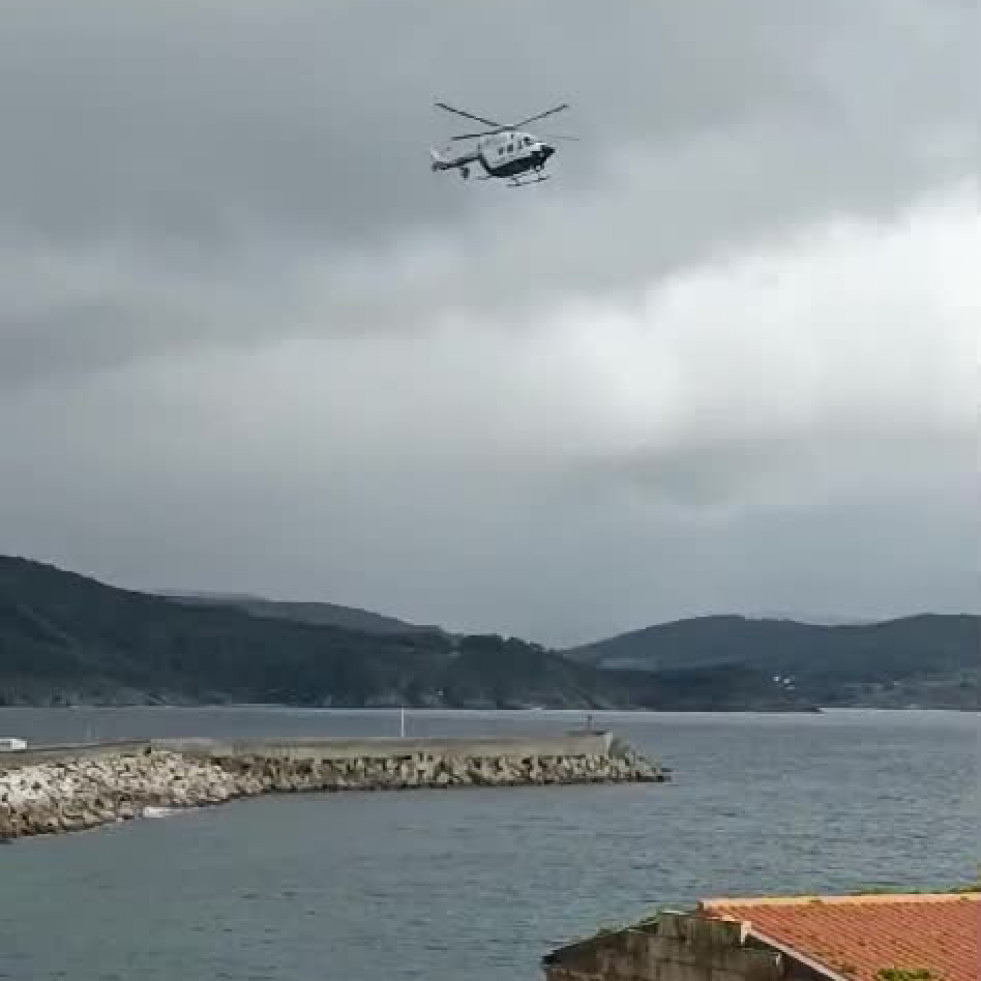 Los buzos de la Guardia Civil intentan buscar en el mar a la menor de Ordes desaparecida en Fisterra