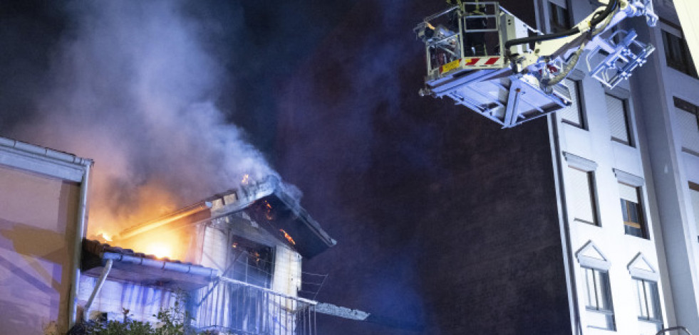 Tres muertos por la explosión, incendio y derrumbe de un edificio en Santander