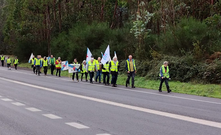 Medio centenar de personas participan en una marcha para exigir la finalización de la AG-55