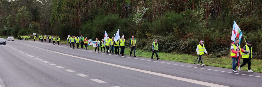 Medio centenar de personas participan en una marcha para exigir la finalización de la AG-55