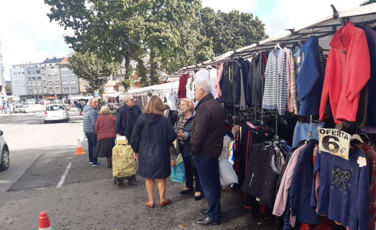 El mercado de A Milagrosa de Carballo recupera su dinamismo tras la apertura del puente