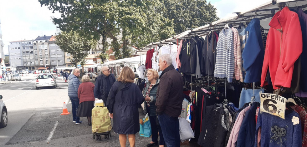 El mercado de A Milagrosa de Carballo recupera su dinamismo tras la apertura del puente