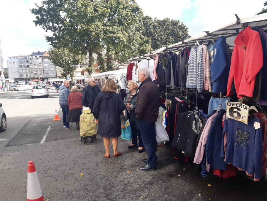 El mercado de A Milagrosa de Carballo recupera su dinamismo tras la apertura del puente