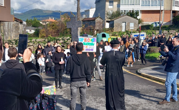 La Anpa del CEIP de Carnota denuncia con un cortejo fúnebre los recortes de profesorado