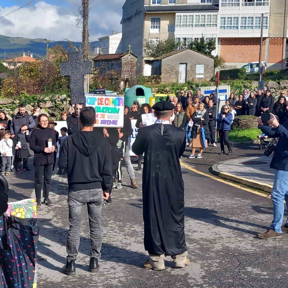 La Anpa del CEIP de Carnota denuncia con un cortejo fúnebre los recortes de profesorado