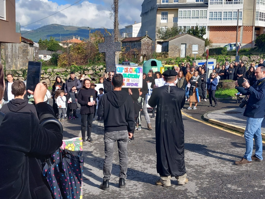 La Anpa del CEIP de Carnota denuncia con un cortejo fúnebre los recortes de profesorado