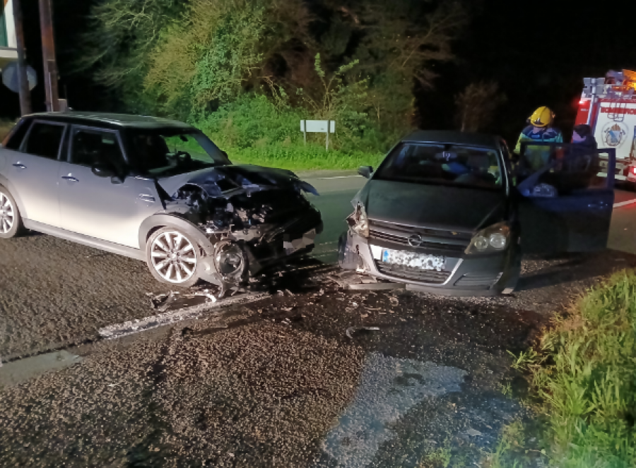 Dos personas heridas en un accidente de tráfico en Santa Comba