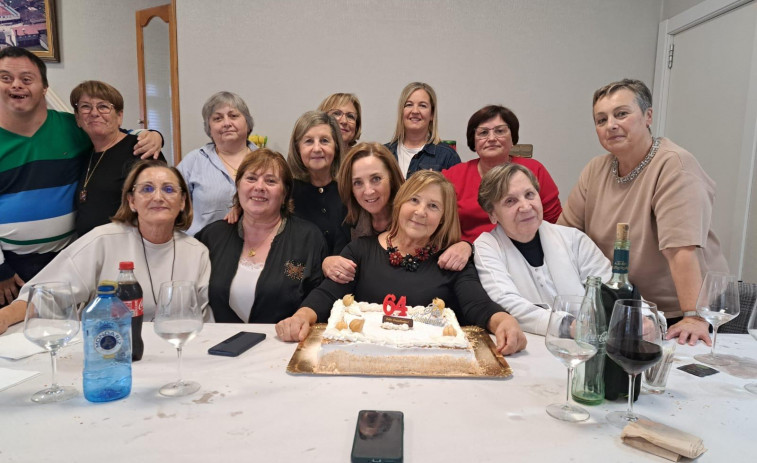 María Antelo celebró por todo lo alto su 64 cumpleaños con sus amigos de Paiosaco